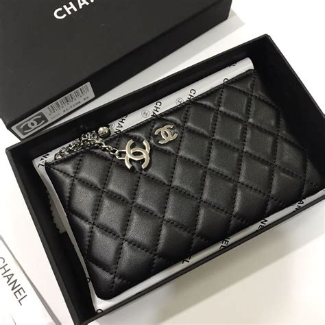 pochette surprise chanel|portafoglio chanel.